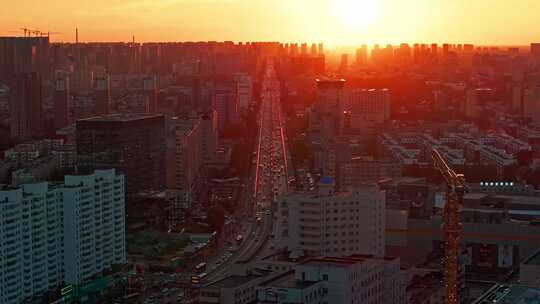 夕阳下城市建筑中的主干道与车流