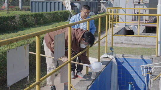 环保监测人员进行污水采样水质监测视频素材模板下载