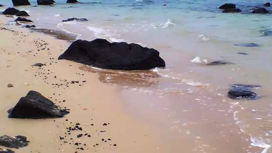 大海滩上的海浪视频