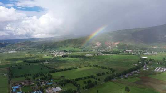 彝族新村现祥瑞，雨后彩虹。