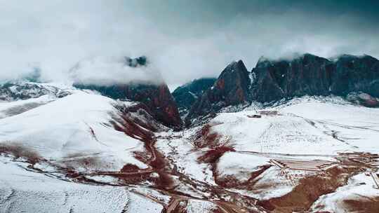 航拍雪中的甘南甘加秘境白石崖