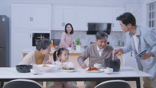 温馨幸福家庭美好生活场景视频素材模板下载