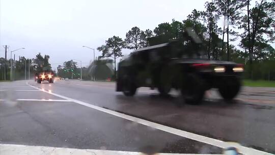 国民警卫队车辆在大风暴中巡逻