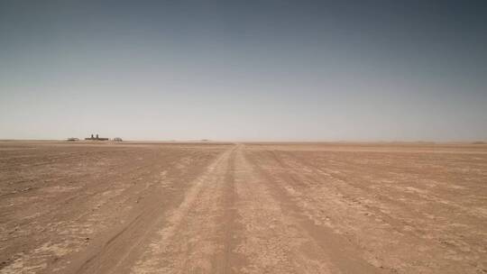 漫步在沙漠中