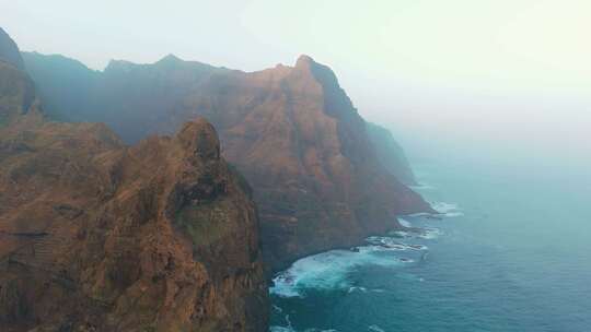 航拍海岸线和悬崖，佛得角圣安陶日出