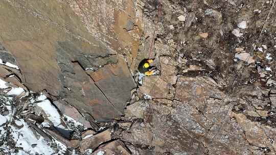 陡峭的崖壁登山