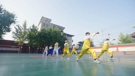 小学生在操场上武术课