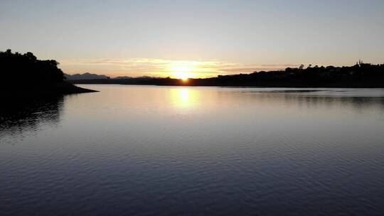 无人机拍摄夕阳下的湖面