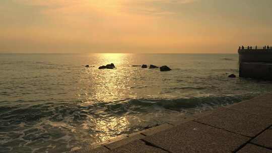 青岛海滨海浪冲击海岸浪花飞溅