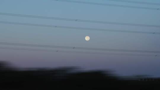 清晨高速上月落圆月
