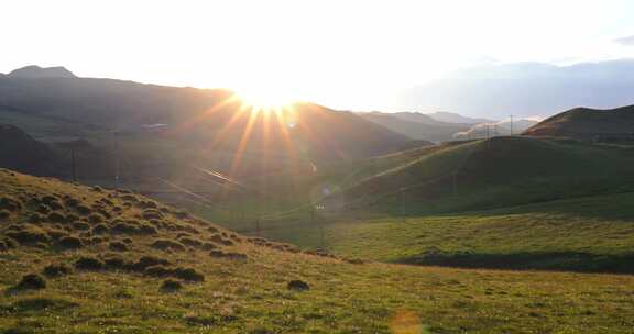 川西高原黄绿色山丘日落光芒四射