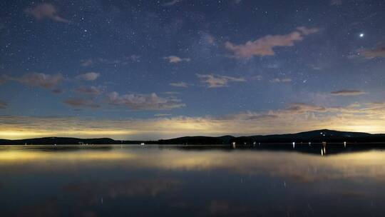 宁静湖面上繁星点点的夜空，时间流逝