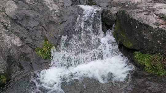 山间水流湍急的岩石小瀑布景观