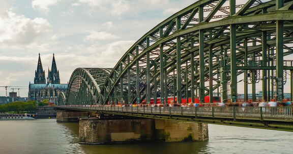 科隆大教堂和莱茵河大桥上的交通
