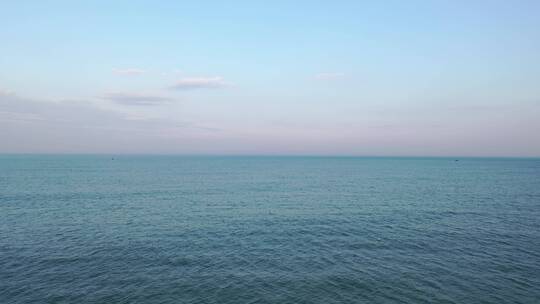 蓝色大海航拍海平面飞向未来海面飞行