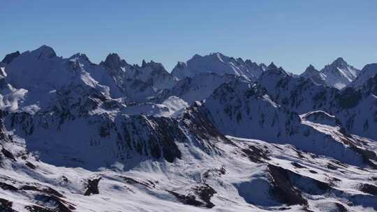 航拍雅拉雪山