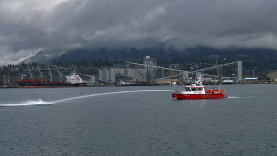 温哥华灭火船白天在加拿大温哥华的伯拉德入口喷水。-宽镜头