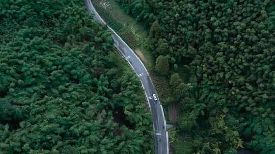 航拍崇山峻岭里的盘山公路