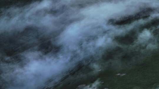云雾缭绕的川西子梅垭口航拍