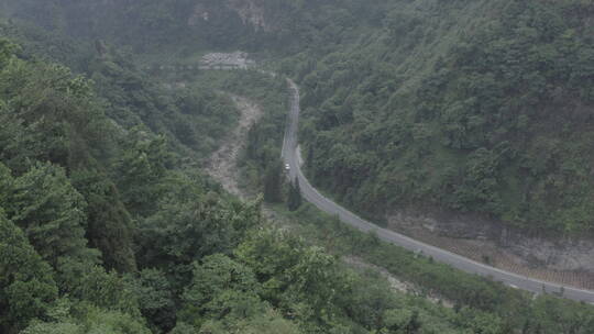 航拍大山中的公路