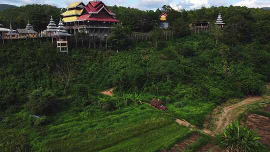 泰国人和外国游客旅行的Wat Phu Sa Ma寺庙的苏通帕竹木桥