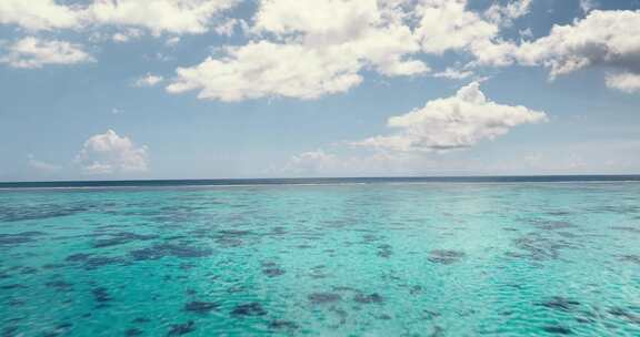 航拍浅滩海面