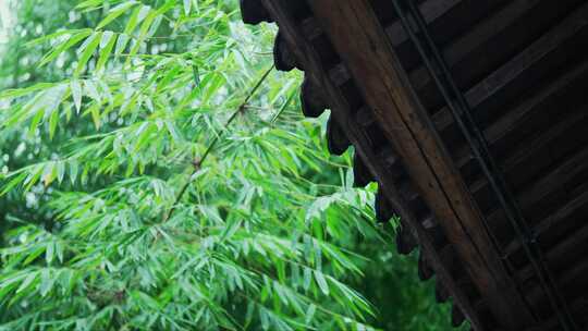 古建筑屋檐下雨