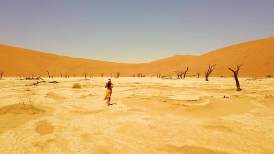 一名妇女在沙丘奔跑