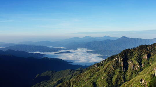 山巅俯瞰山川云海