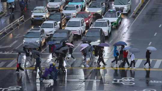 雨天街道路口斑马线人群过马路