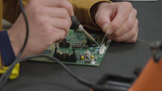 工科学生焊接电路板视频素材模板下载