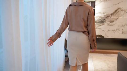 现代室内女人 客厅落地窗 阅读场景高清在线视频素材下载