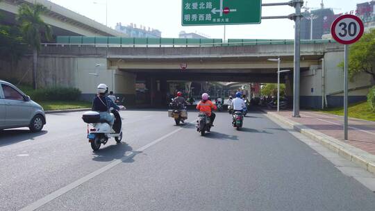 马路上骑电单车 骑行第一人称视角 街景