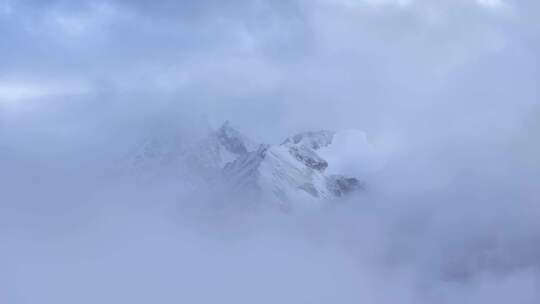 西藏云海雪山