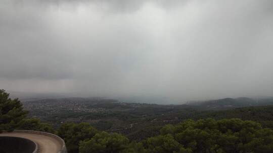 山林中的雷雨