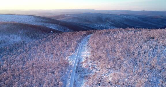 航拍大兴安岭清晨雪色山岭