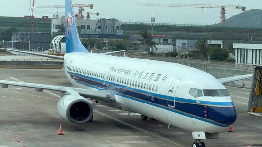 珠海金湾机场的中国南方航空飞机旅客登机