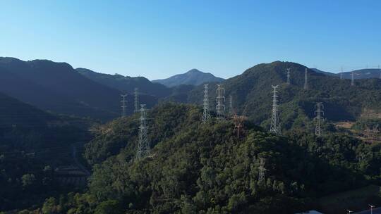 阳光照耀马峦山电线塔高压线B