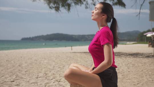 年轻女子在海滩上冥想