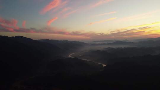 江西九江修水县山林晨雾缭绕的河流美景航拍