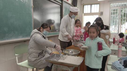 小学生就餐教室打饭排队用餐