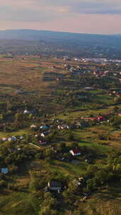 乌克兰西部田野和村庄的风景。鸟瞰图。垂直视频