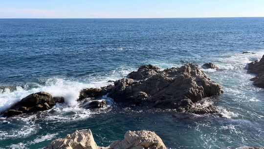 海浪撞击海岸岩石地层