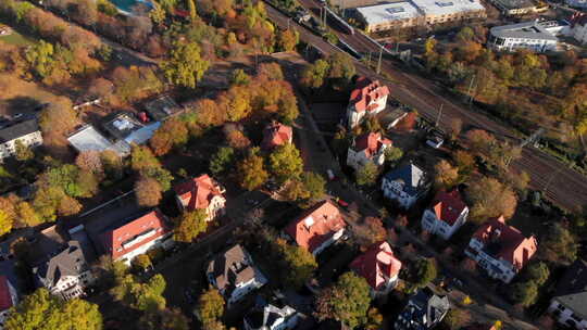 德国马格德堡铁路旁的小村庄，缓慢的空中天桥