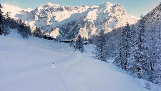 航拍被大雪覆盖的山脉山峰云雾缭绕