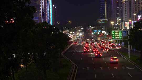 夜晚城市道路车来车往实拍