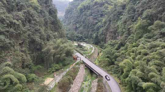 山林间的小路与溪流景观