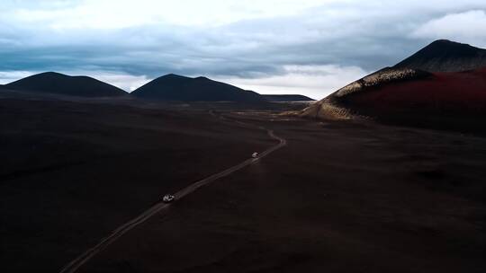 汽车行驶在山脉公路上