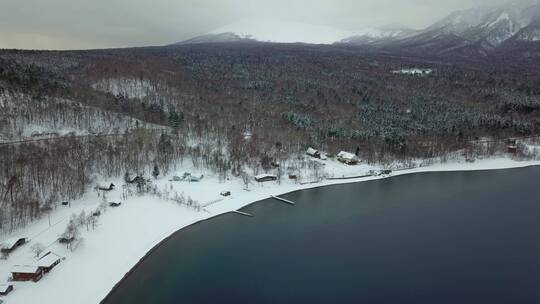 日本北海道支笏湖岸冬天森林雪景航拍