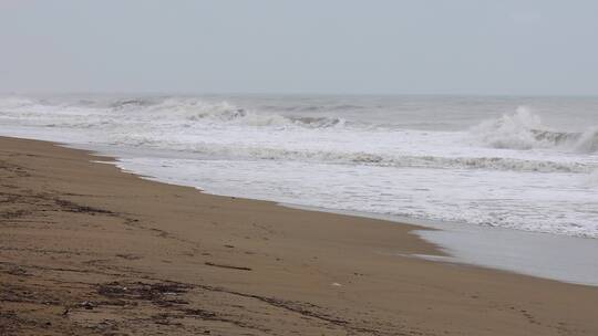 海浪涌向海岸对角线构图视频素材模板下载